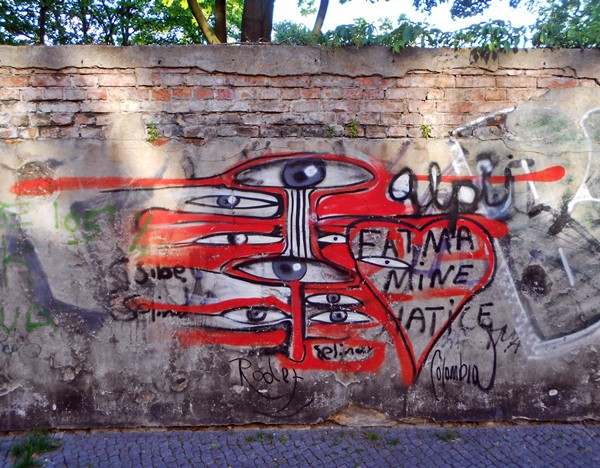 Streetart Graffiti in Berlin: irgendwie bedient dieses Graffiti eben auch manch Streetart Attribut, weshalb ich die Beschreibung eben in dieser Kombi anwende, obwohl damit sowohl Streerart Definition als auch Graffiti Definition verschwimmen.